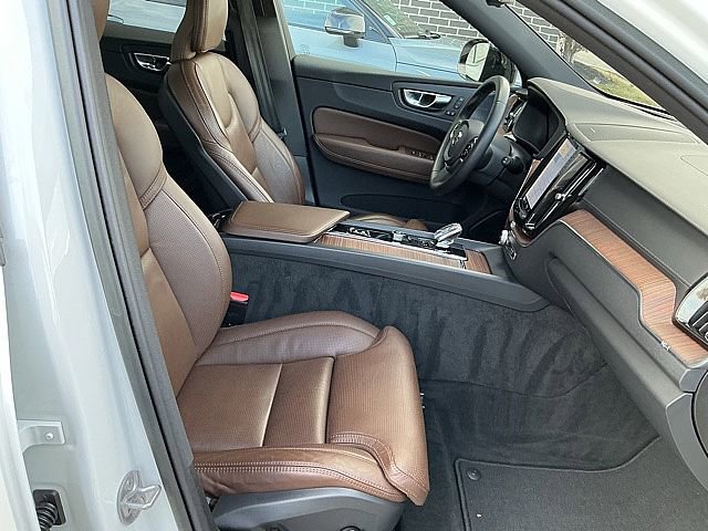 Used 2023 Volvo XC60 B5 Ultimate w/ Climate Package image 21