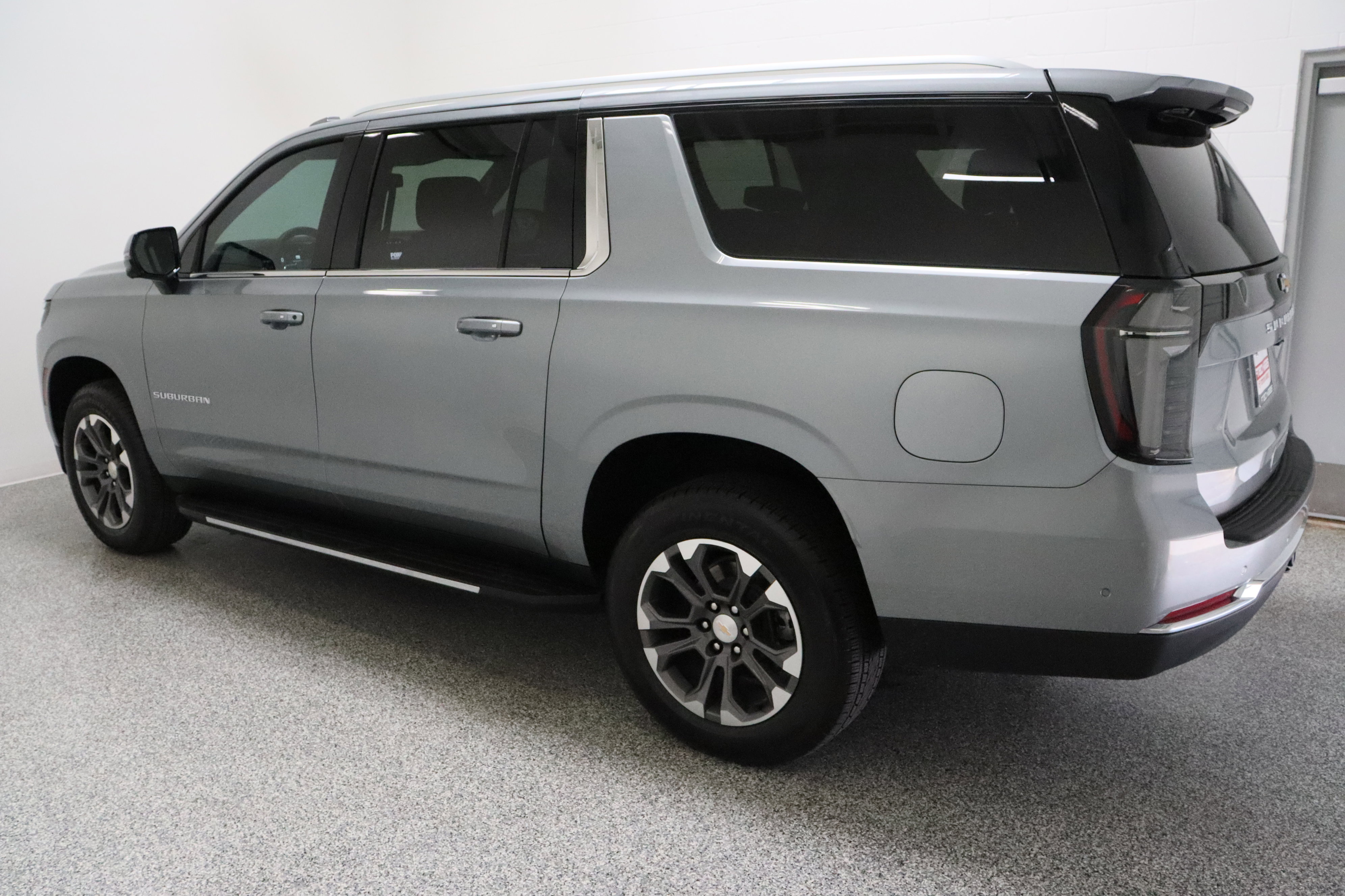 Used 2025 Chevrolet Suburban LT w/ Comfort Package RWD image 9