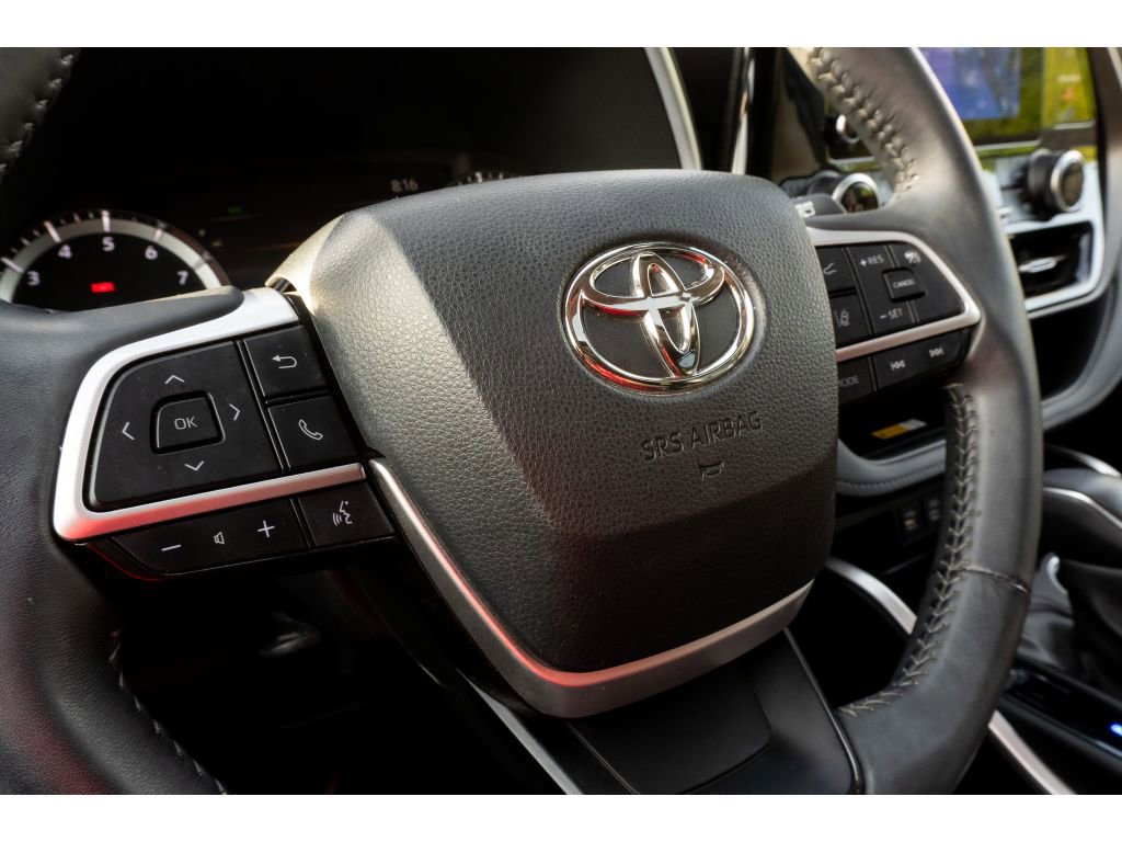 Used 2024 Toyota Highlander XLE FWD image 32