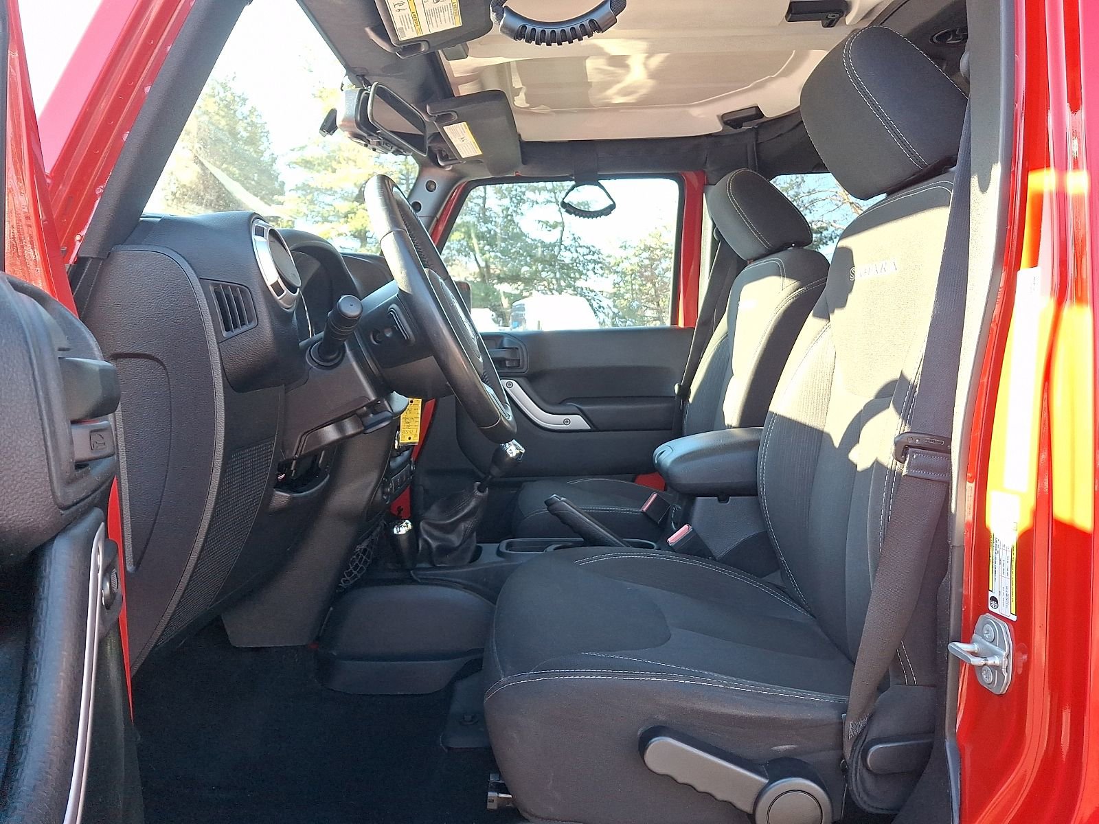 Used 2017 Jeep Wrangler Unlimited Sahara w/ Connectivity Group image 14