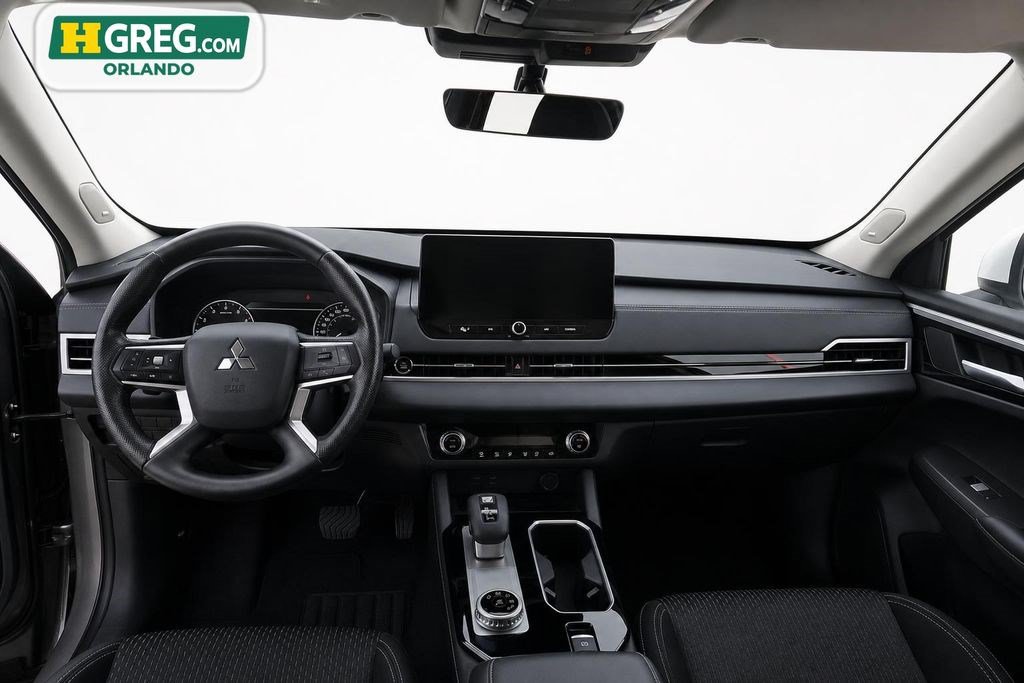 Used 2025 Mitsubishi Outlander ES FWD image 11