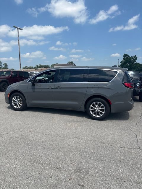 Used 2025 Chrysler Pacifica Select AWD/4WD image 13
