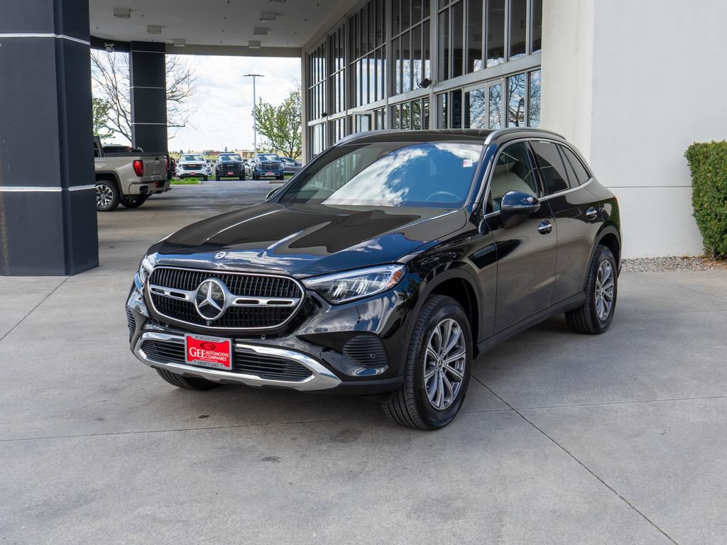 Used 2023 Mercedes-Benz GLC 300 4MATIC image 3