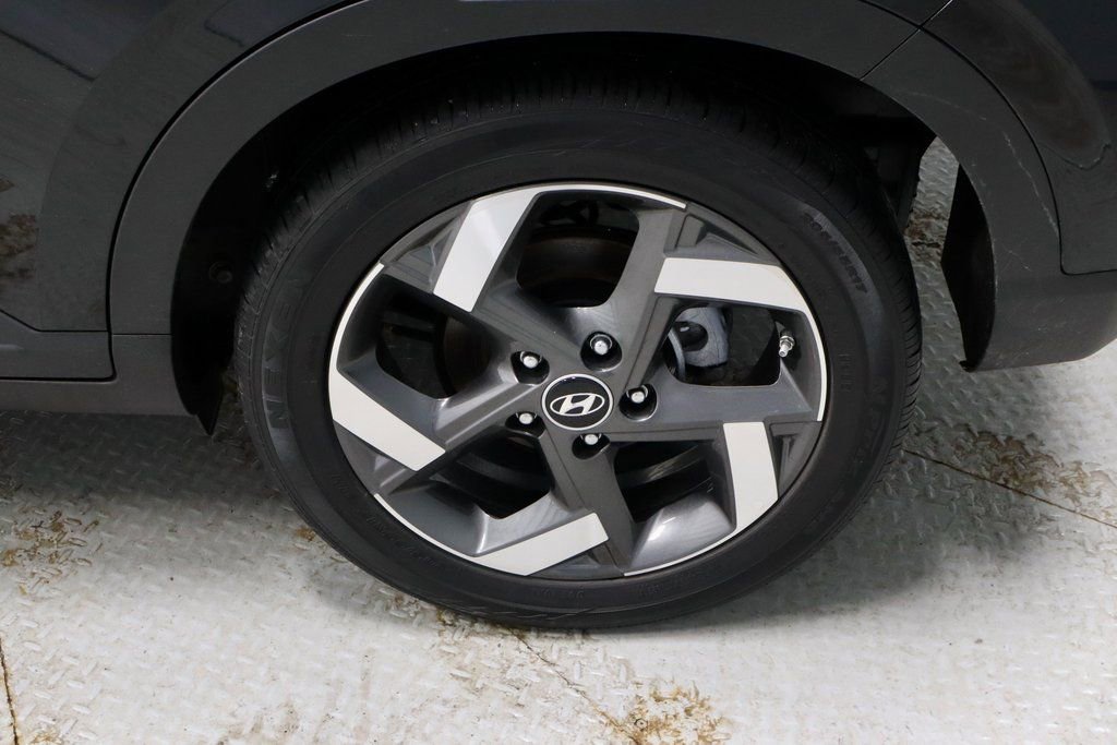 Certified 2025 Hyundai Venue SEL image 18