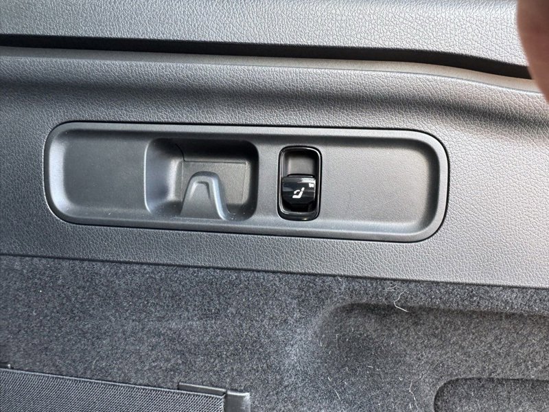 Used 2025 Mercedes-Benz GLC 350e 4MATIC image 47