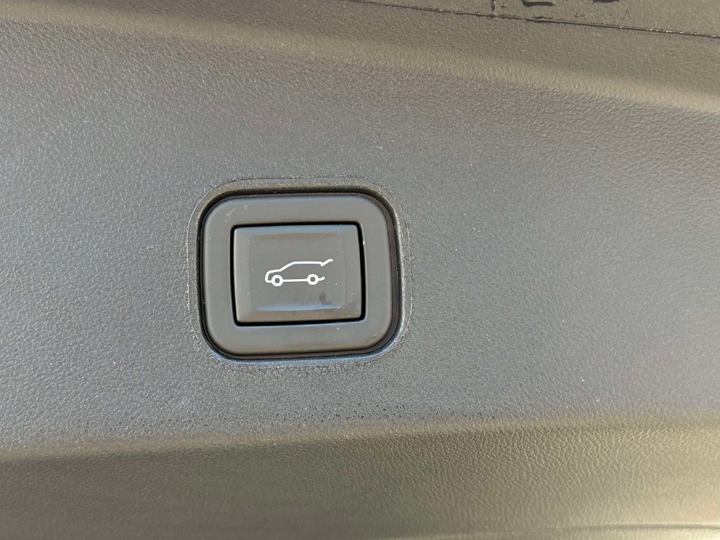 Used 2025 Cadillac Lyriq Luxury w/ LPO, Floor Liner Package AWD/4WD image 18