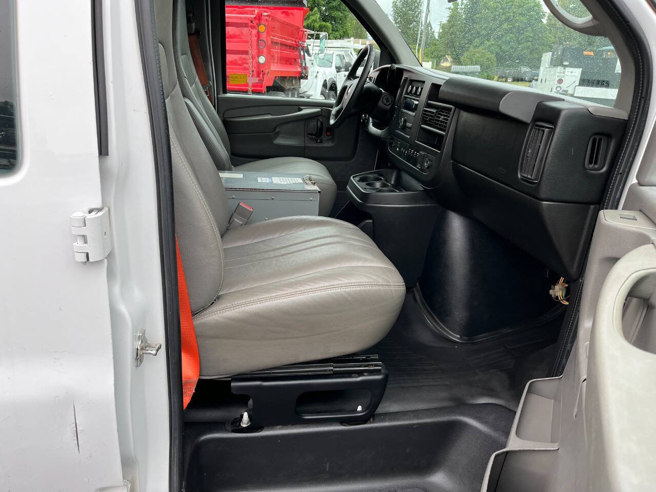 Used 2015 Chevrolet Express 2500 RWD image 18