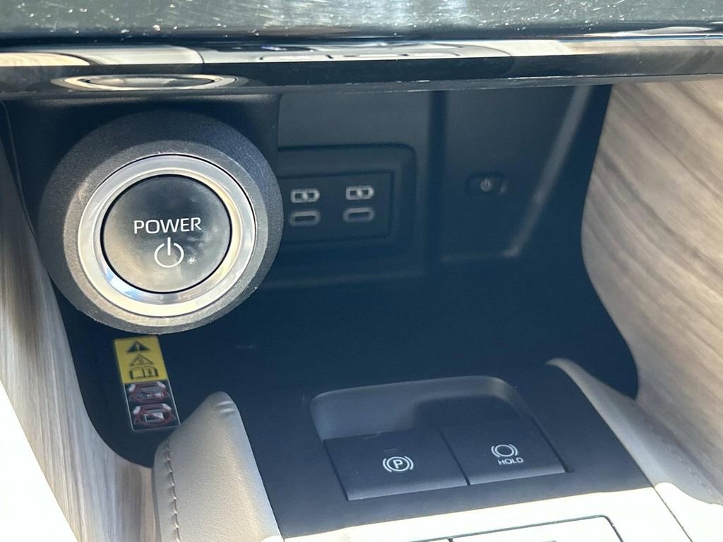 Used 2024 Toyota Venza XLE AWD/4WD image 29