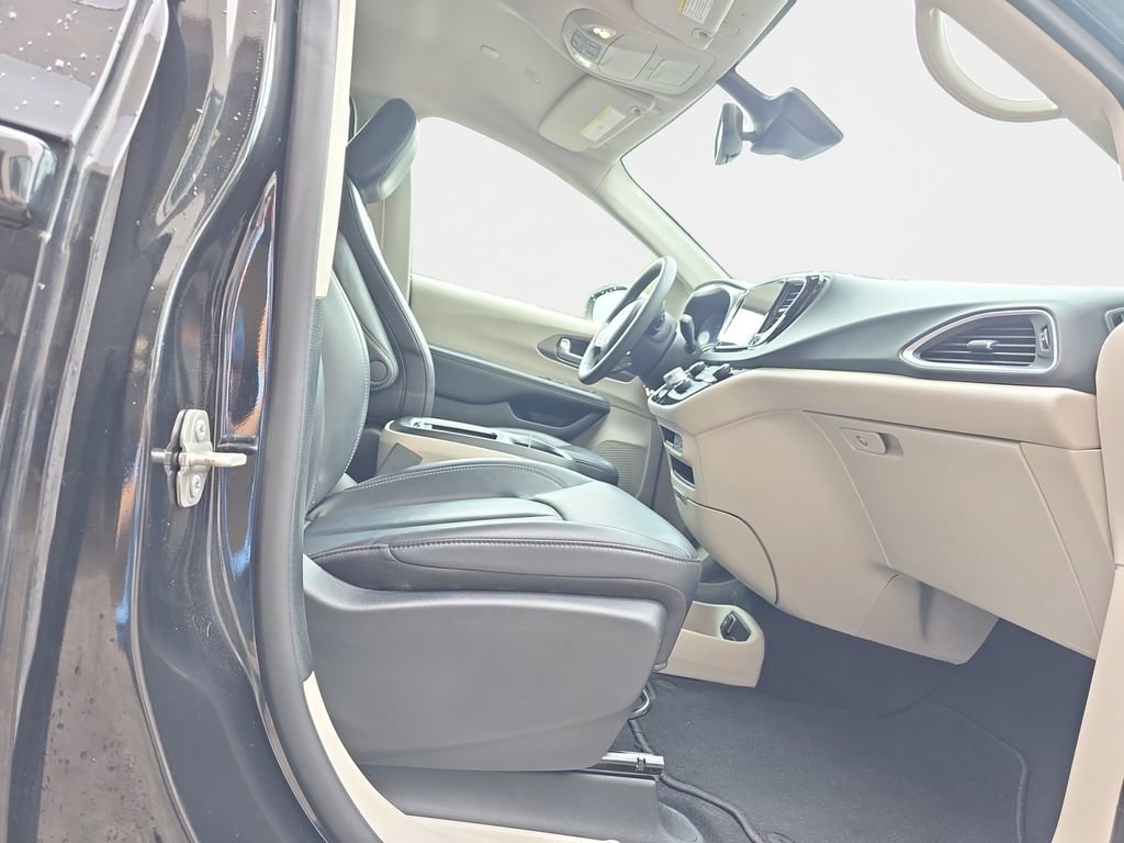 Used 2023 Chrysler Pacifica Touring-L FWD image 18