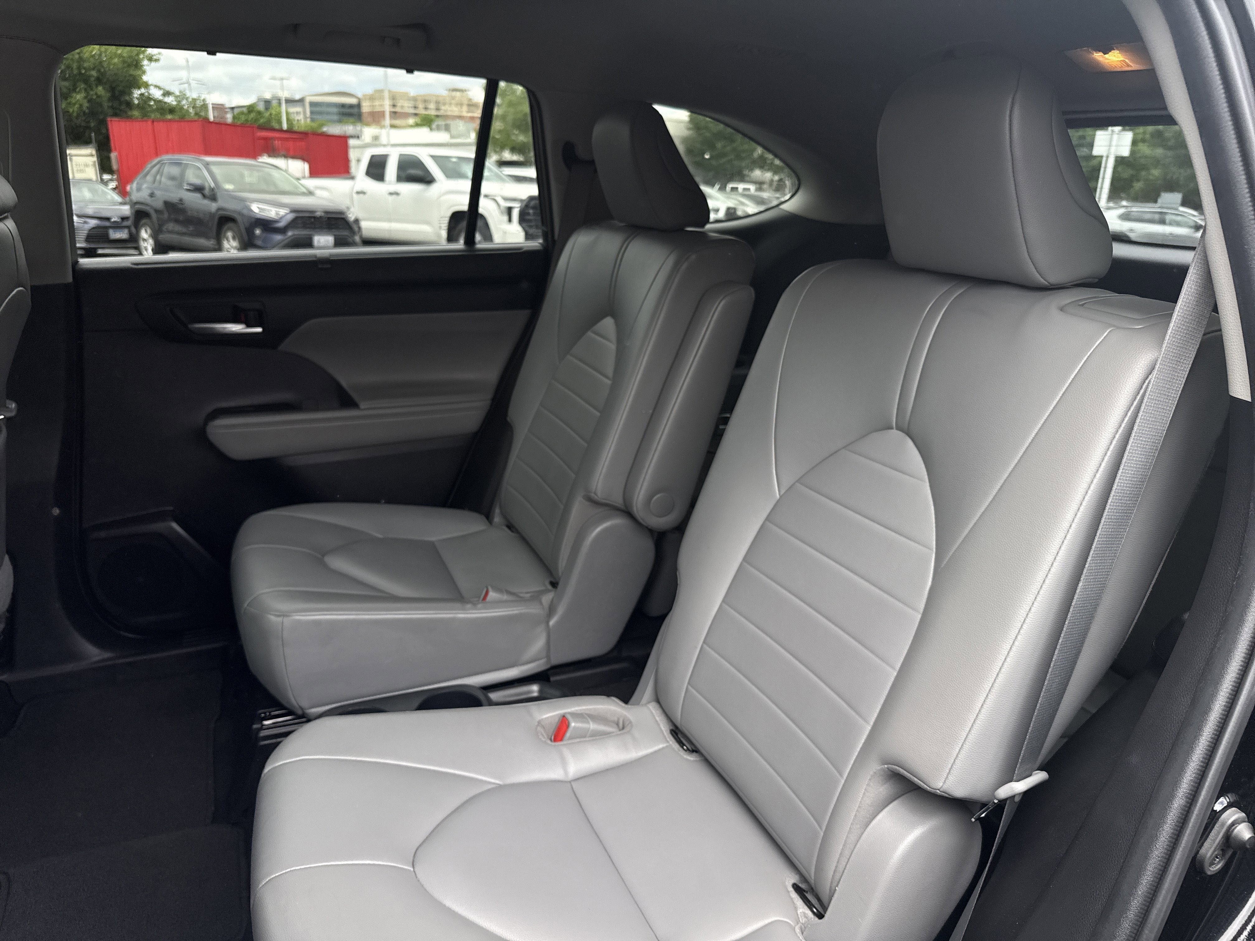 Used 2022 Toyota Highlander XLE AWD/4WD image 25