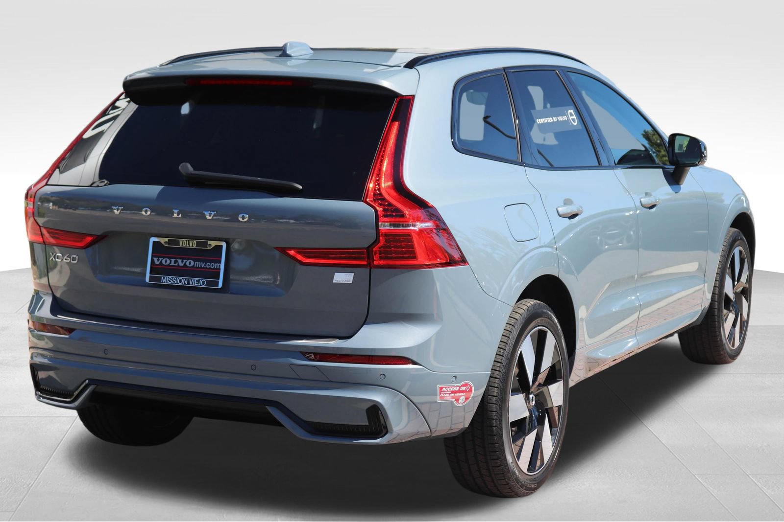 Used 2024 Volvo XC60 T8 Plus w/ Protection Package Premier AWD/4WD image 8