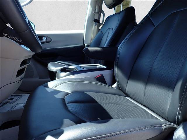 Used 2024 Chrysler Pacifica Touring-L FWD image 15