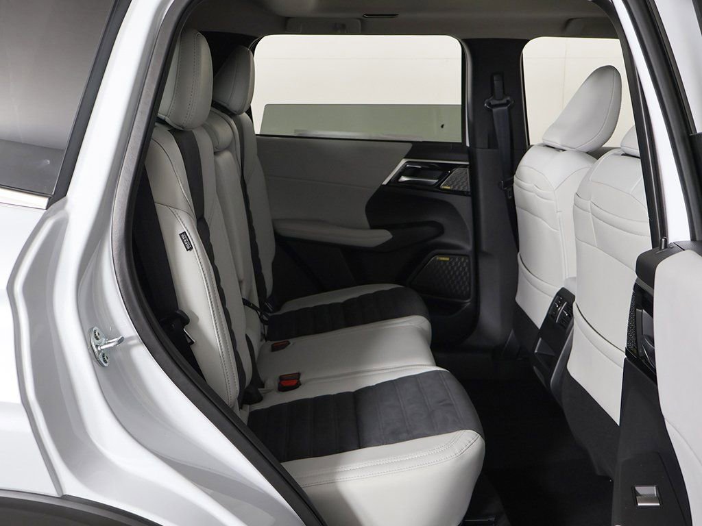 New 2025 Mitsubishi Outlander SE FWD image 32