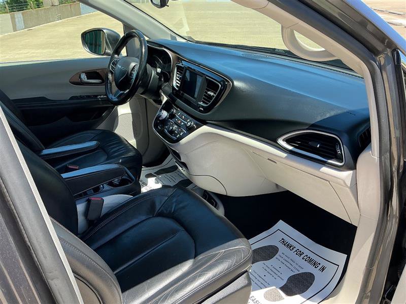 Used 2018 Chrysler Pacifica Touring-L FWD image 37