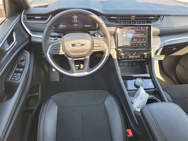 New 2025 Jeep Grand Cherokee Altitude image 9