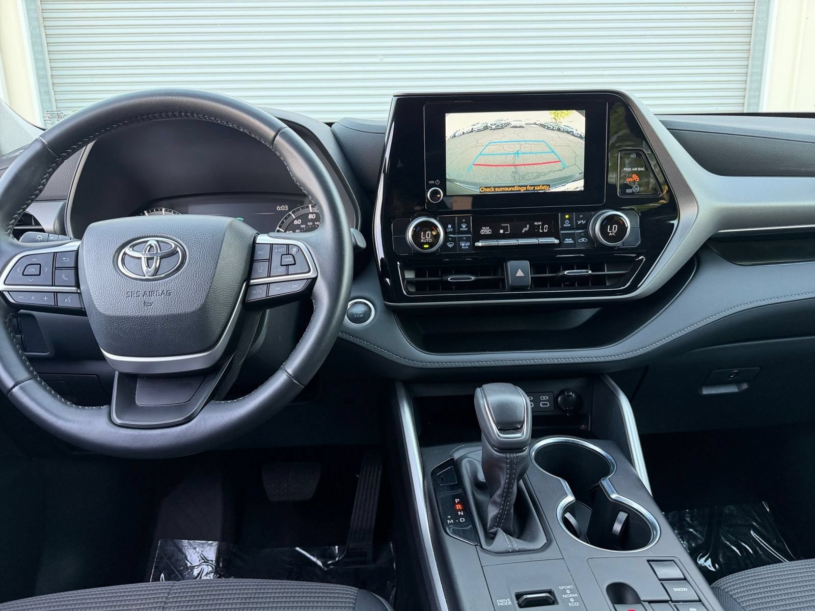 Used 2025 Toyota Highlander LE FWD image 17