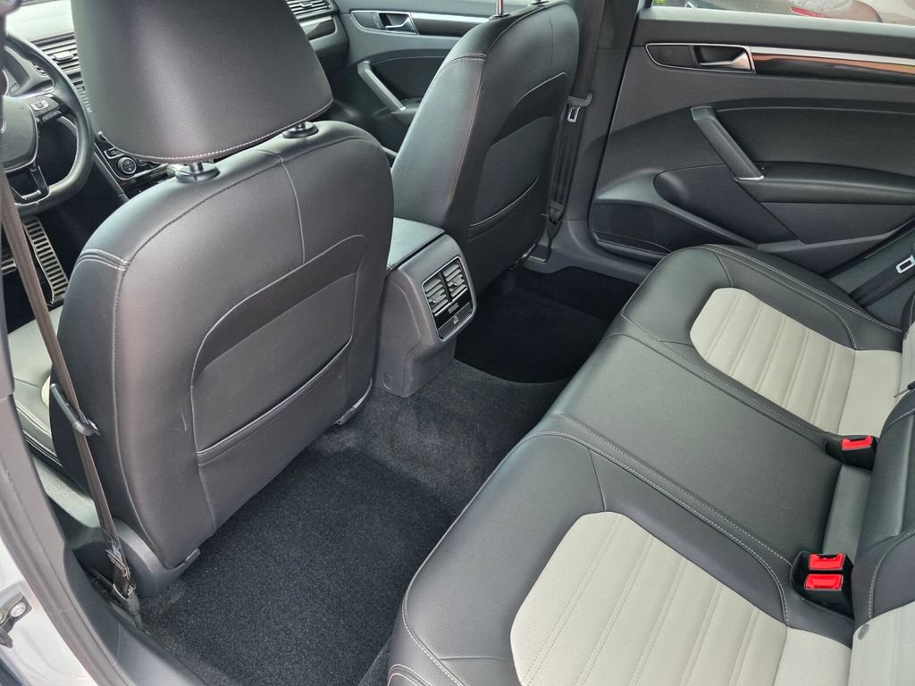 Used 2018 Volkswagen Passat 3.6 FWD image 15