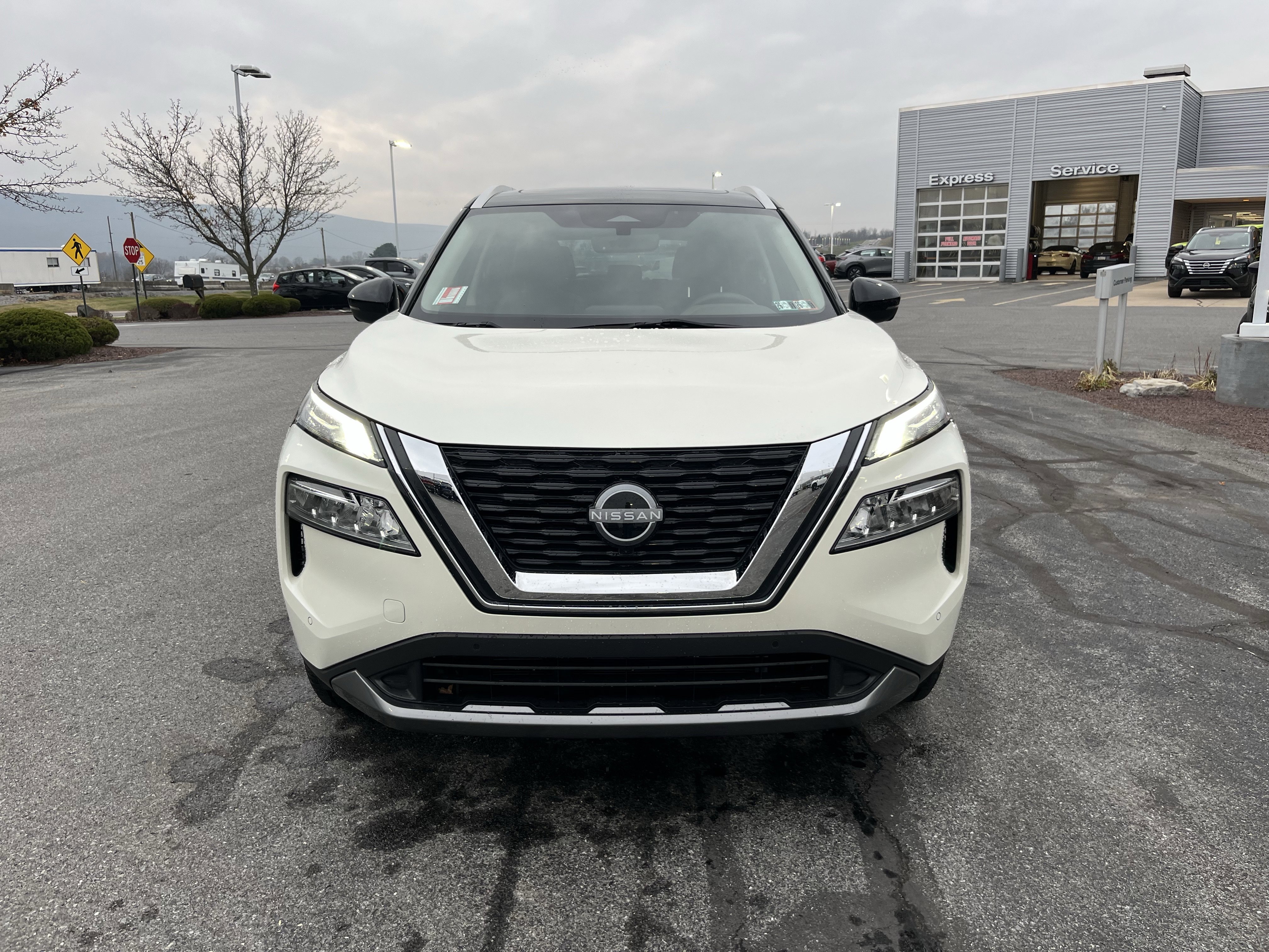 Used 2023 Nissan Rogue SL w/ SL Premium Package image 10