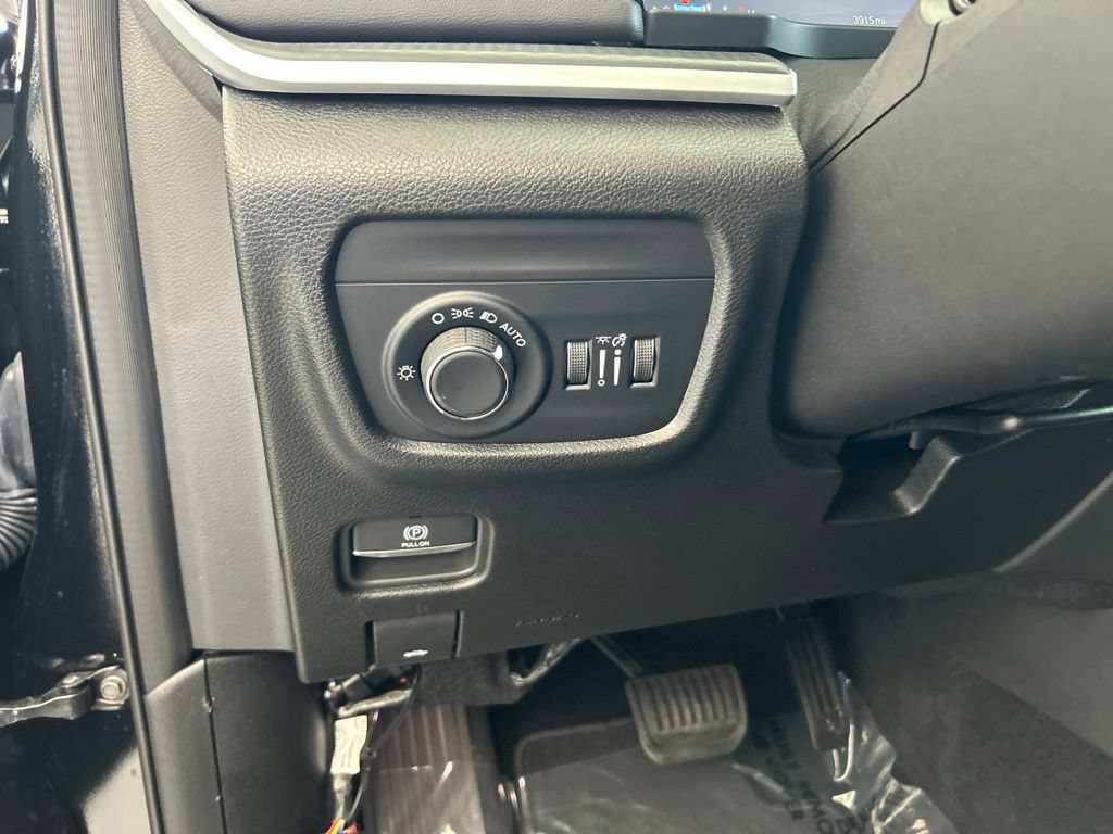 Used 2025 Jeep Grand Cherokee Laredo AWD/4WD image 39