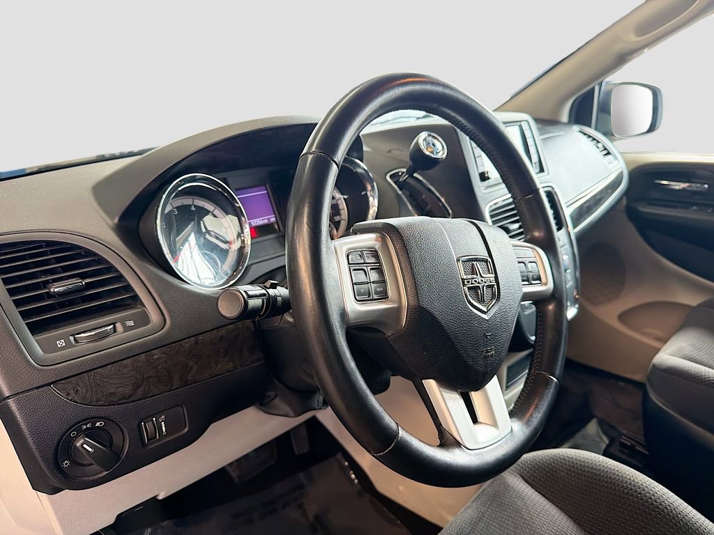 Used 2018 Dodge Grand Caravan SE w/ UConnect Hands-Free Group image 11