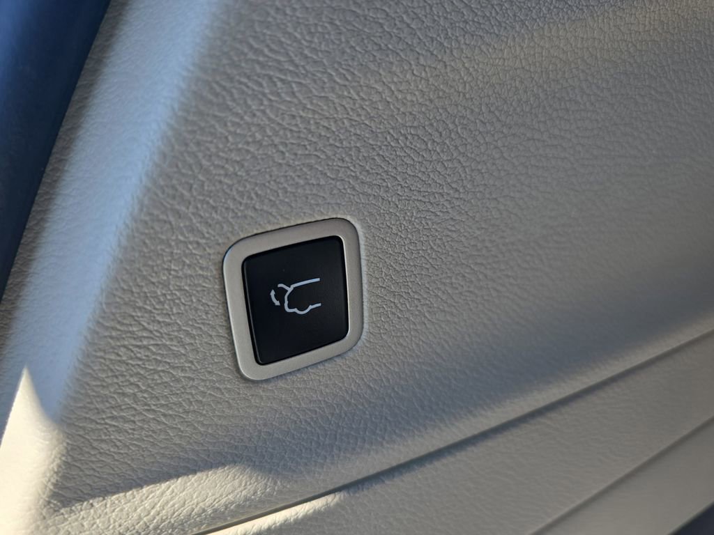 Used 2024 Chrysler Pacifica Touring-L FWD image 13