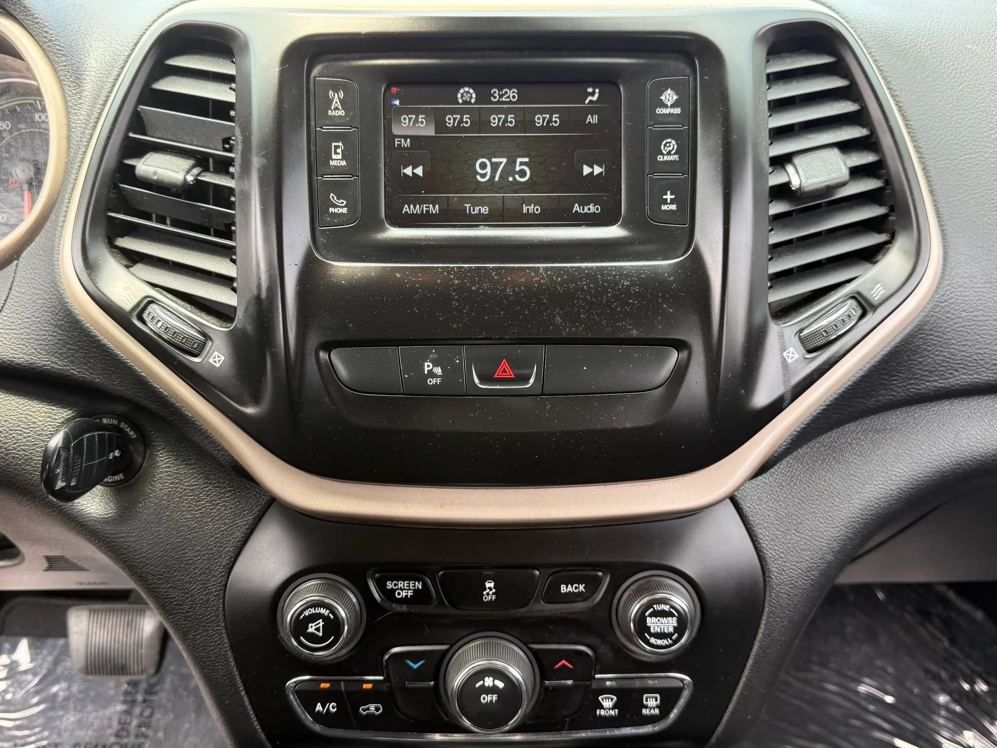 Used 2017 Jeep Cherokee Latitude w/ Safety/Convenience Group AWD/4WD image 25