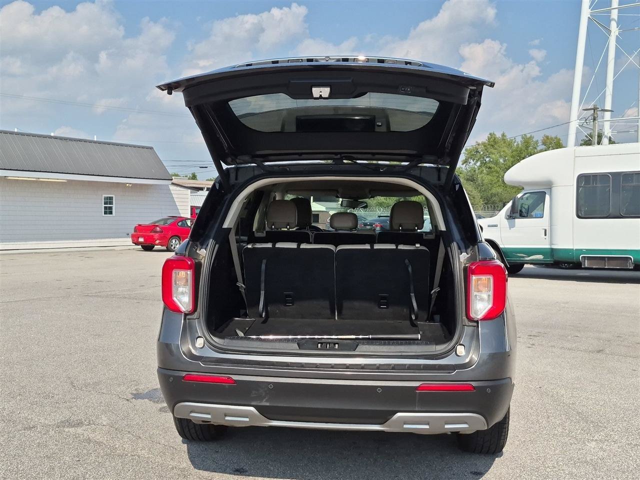 Used 2020 Ford Explorer XLT w/ Equipment Group 202A AWD/4WD image 33