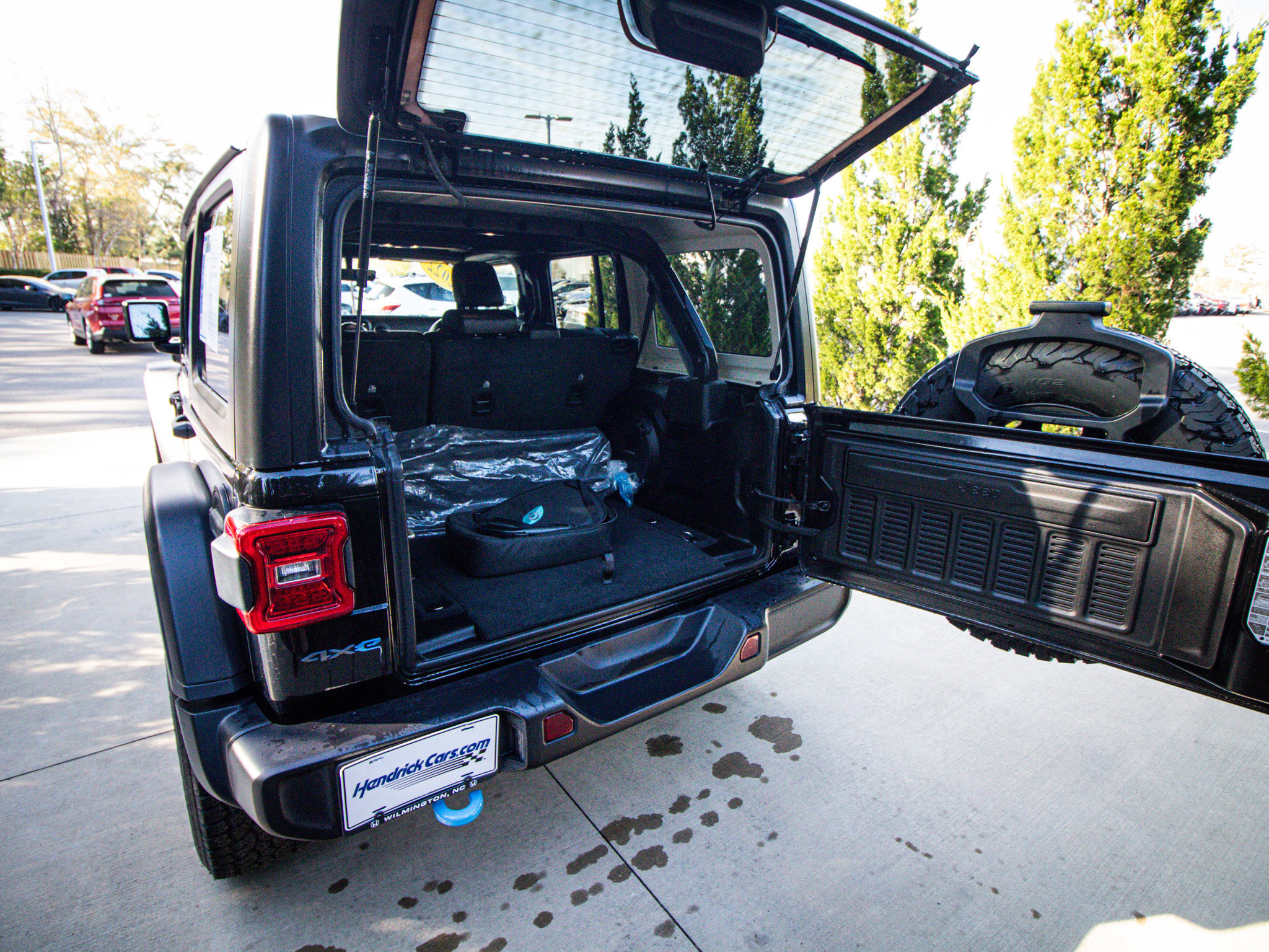 Used 2022 Jeep Wrangler Unlimited Rubicon 4xe w/ Dual Top Group AWD/4WD image 30