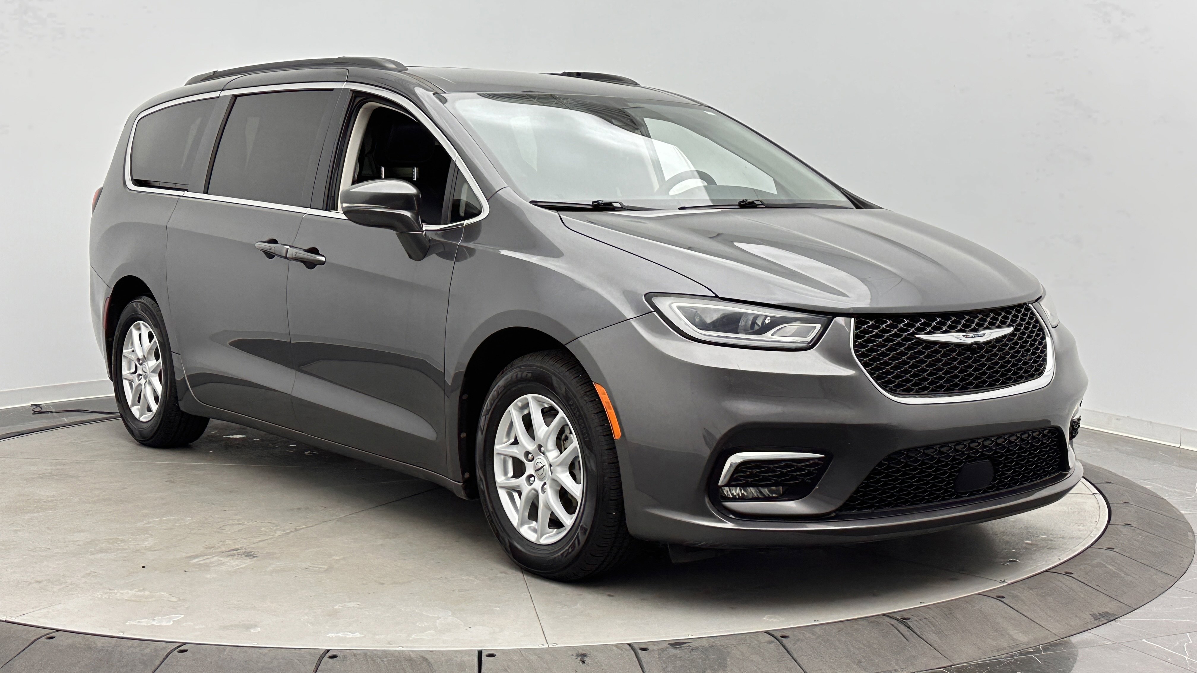 Used 2022 Chrysler Pacifica Touring-L FWD image 3