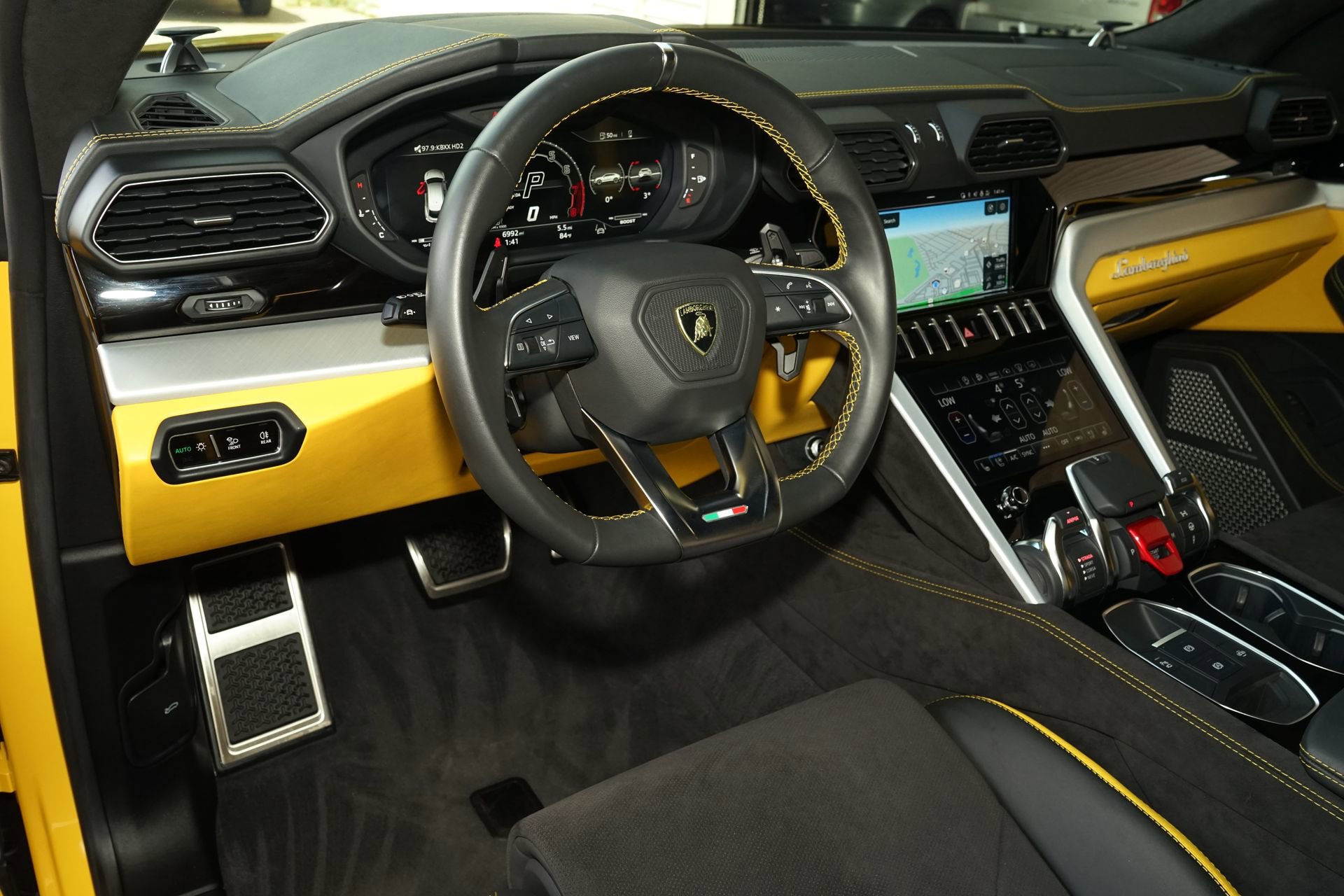 Used 2023 Lamborghini Urus S image 9