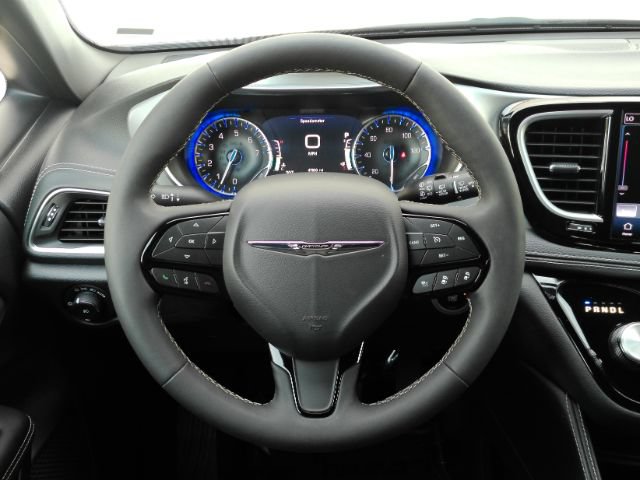 Used 2025 Chrysler Pacifica Limited FWD image 40