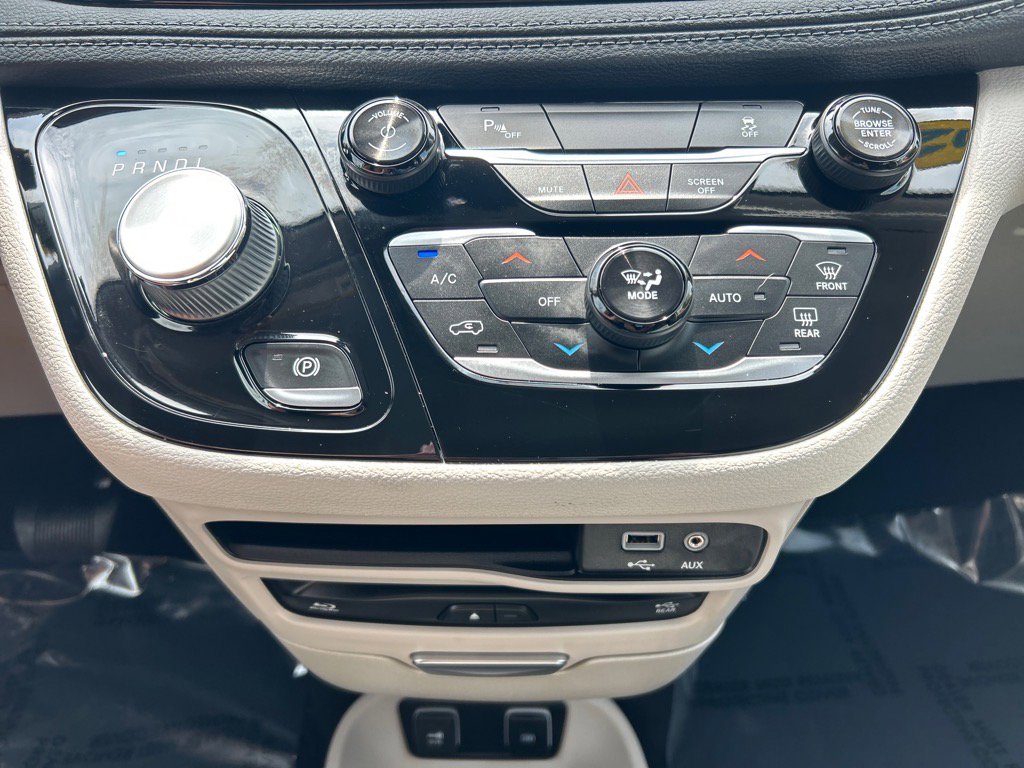 Used 2020 Chrysler Pacifica Limited image 34