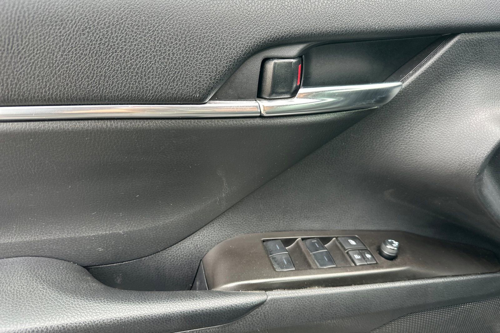 Used 2024 Toyota Camry SE image 11