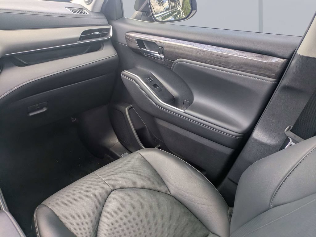 Used 2023 Toyota Highlander Limited FWD image 18