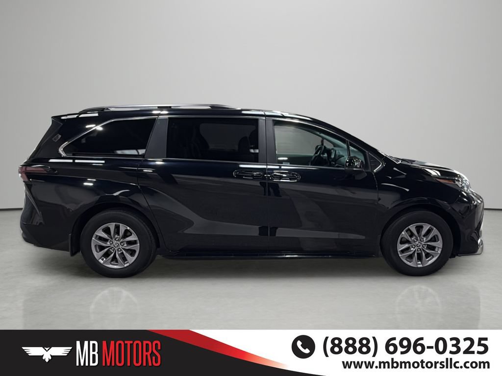 Used 2024 Toyota Sienna LE AWD/4WD image 5