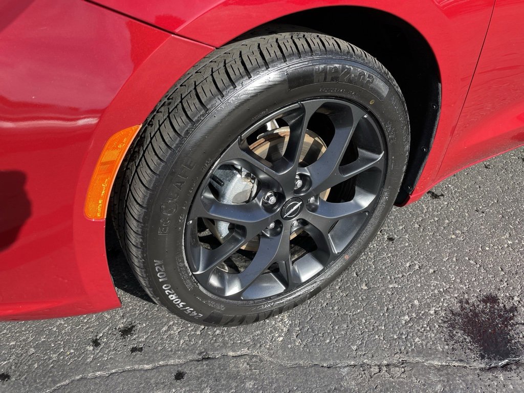 Used 2025 Chrysler Pacifica Limited image 3