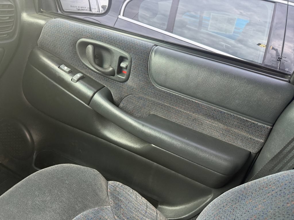 Used 2001 Chevrolet Blazer LT AWD/4WD image 30
