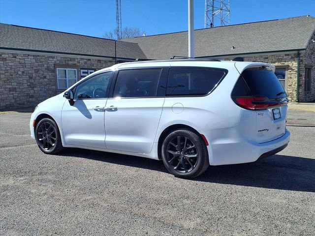 Used 2025 Chrysler Pacifica Limited image 3
