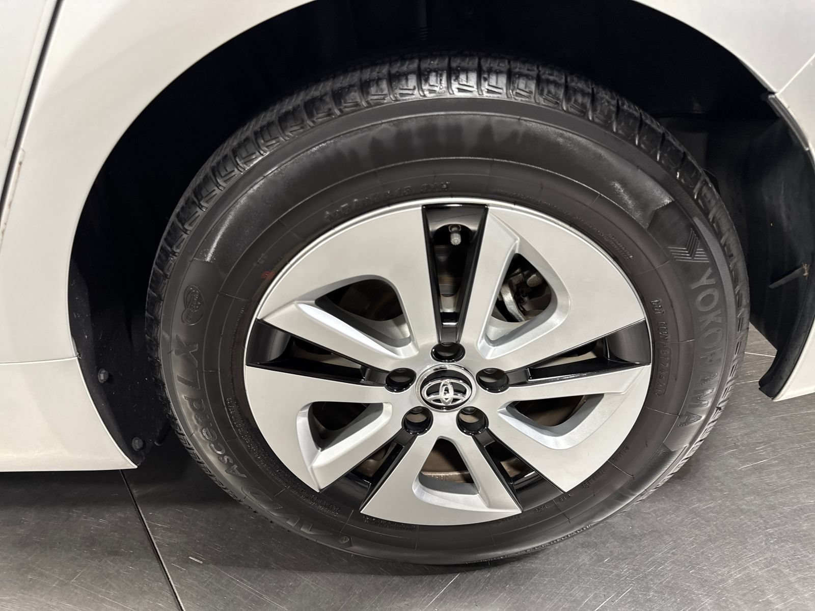 Used 2016 Toyota Prius FWD image 18