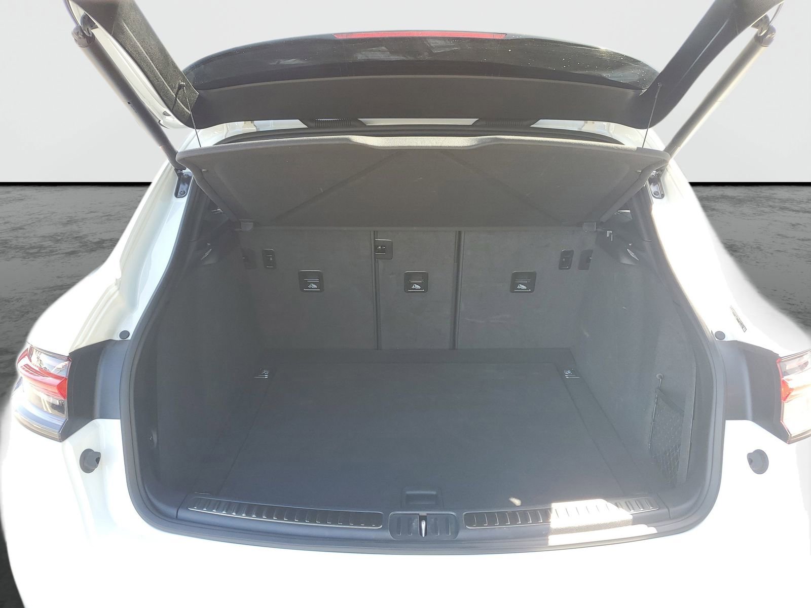 Used 2022 Porsche Macan AWD/4WD image 8