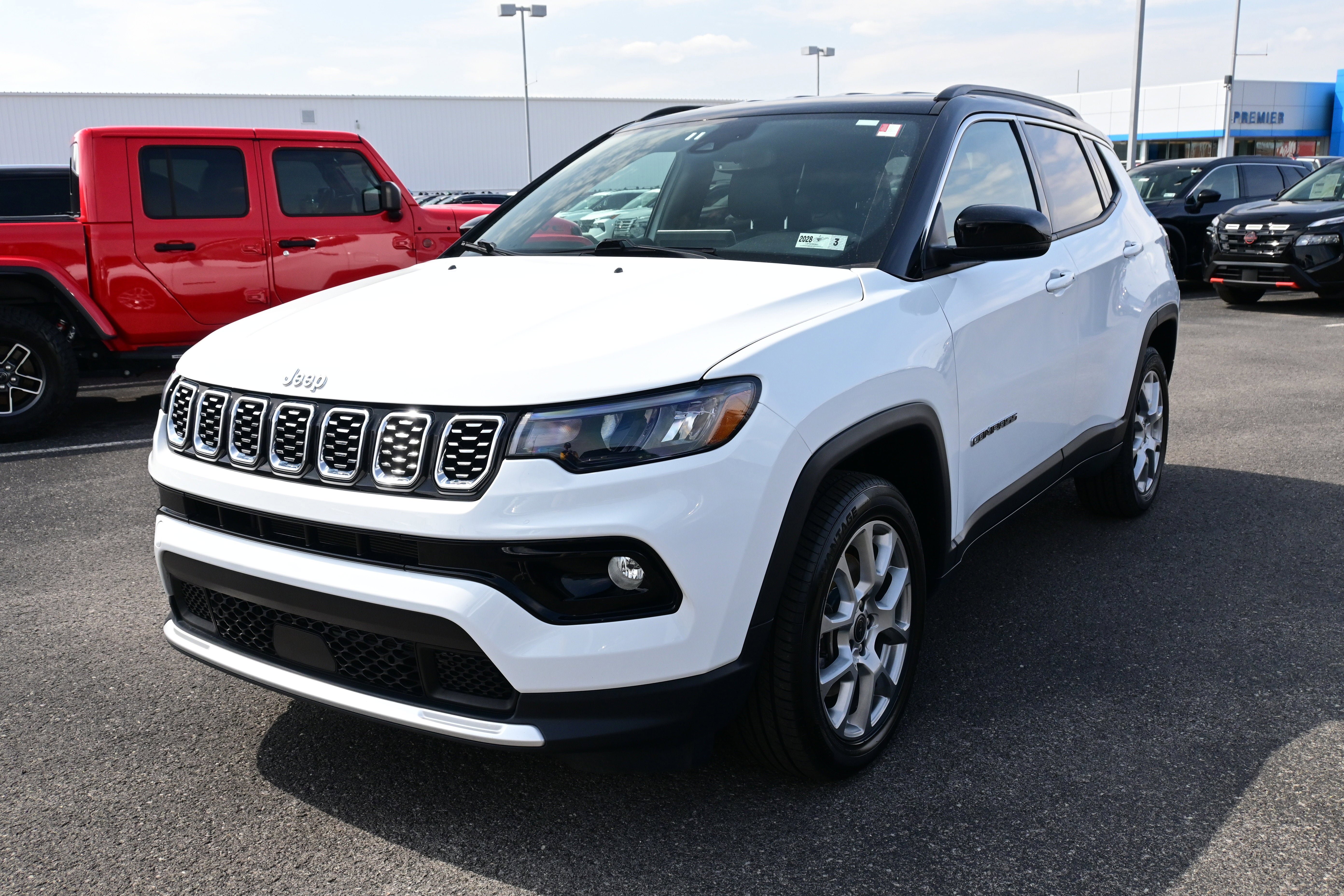 Used 2025 Jeep Compass Limited AWD/4WD image 4