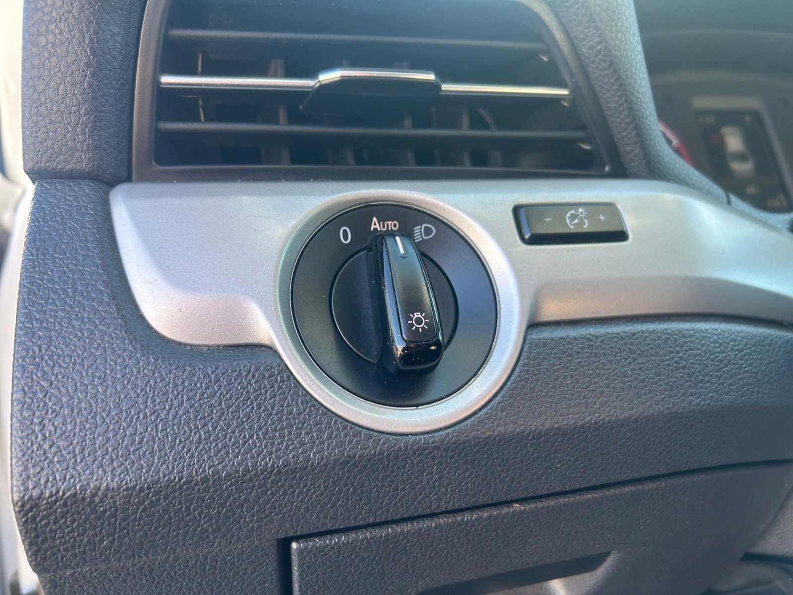 Used 2020 Volkswagen Passat 2.0T SE image 24