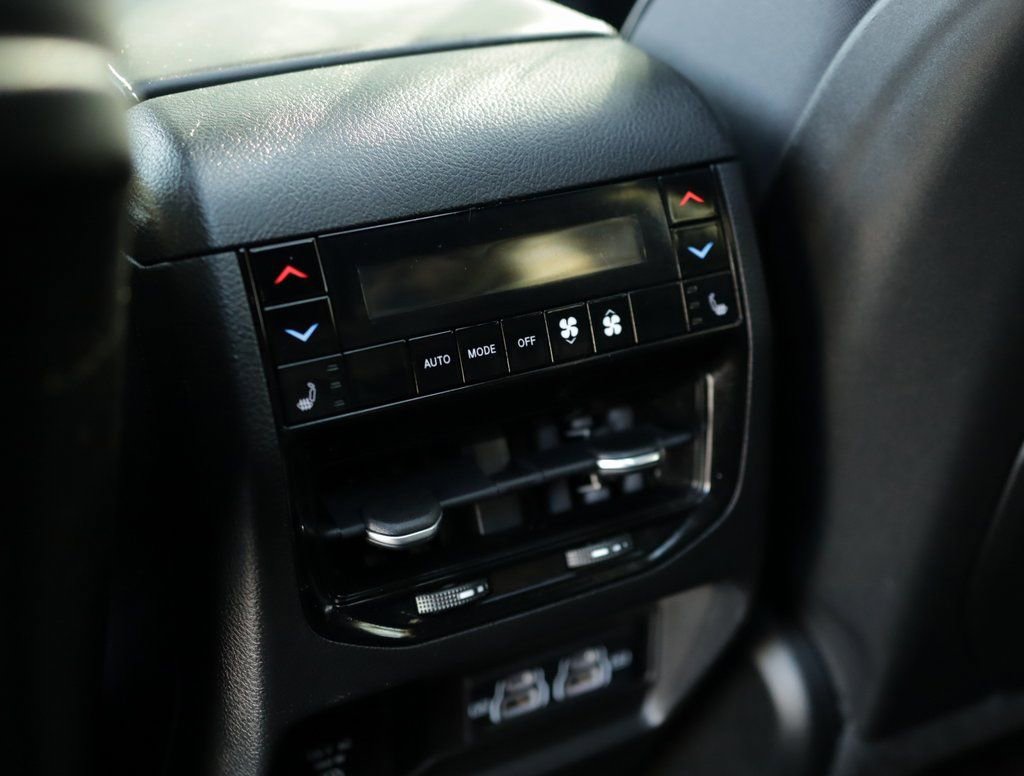 Used 2022 Jeep Grand Cherokee Overland w/ Luxury Tech Group IV image 35