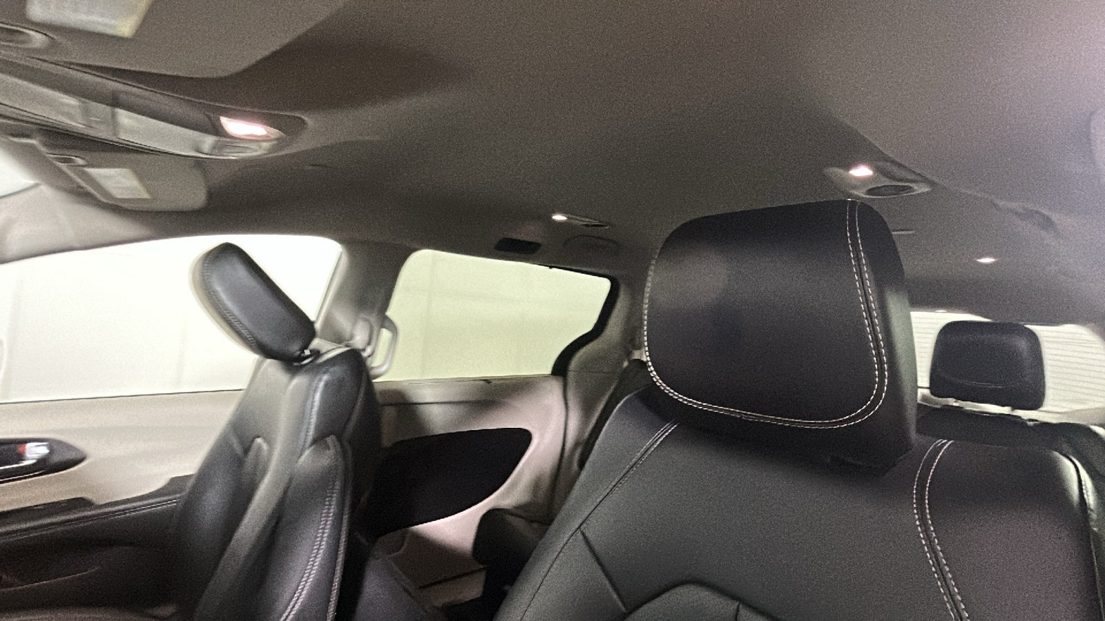 Used 2024 Chrysler Pacifica Touring-L FWD image 14