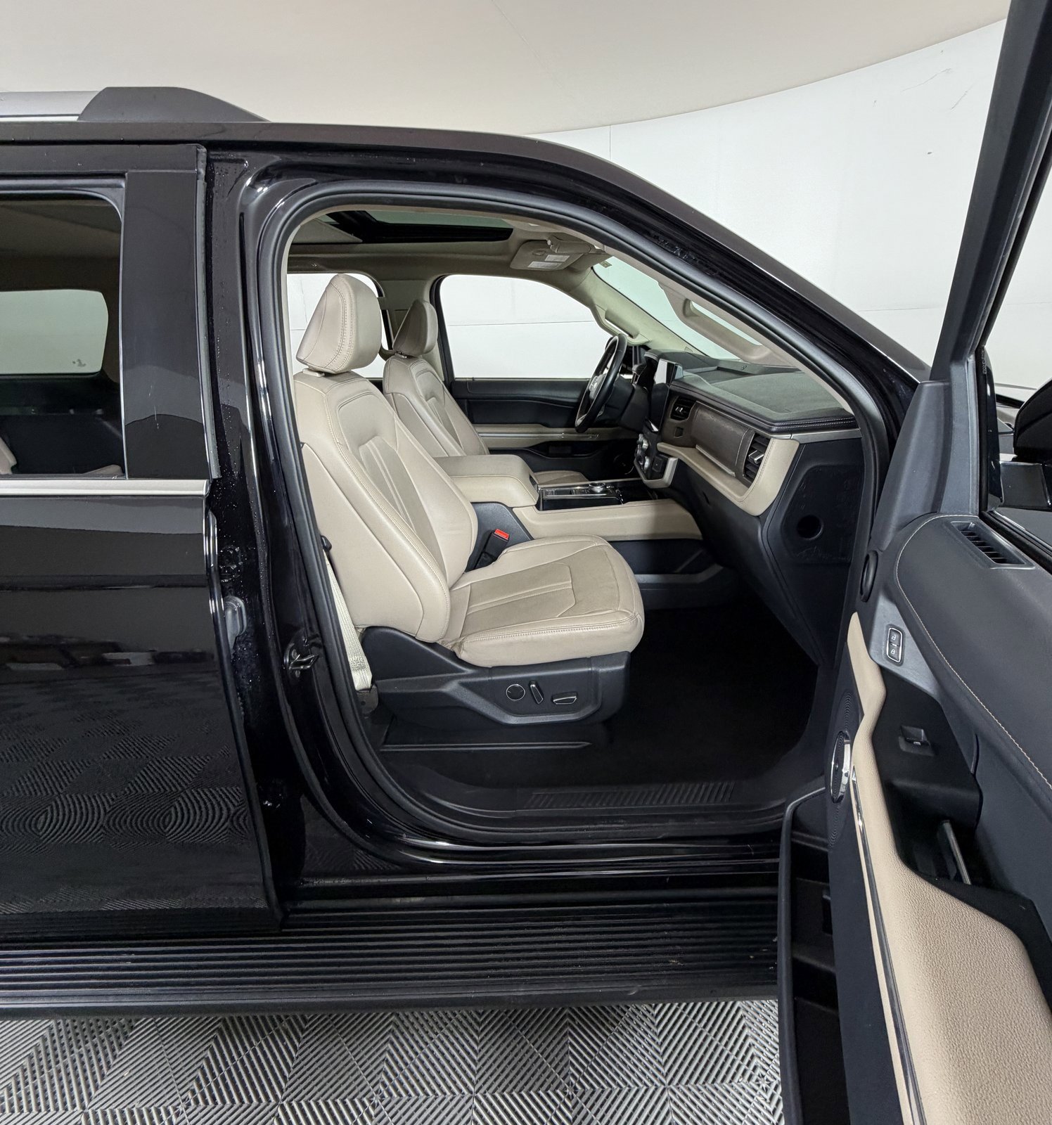 Used 2024 Ford Expedition Max Limited image 5