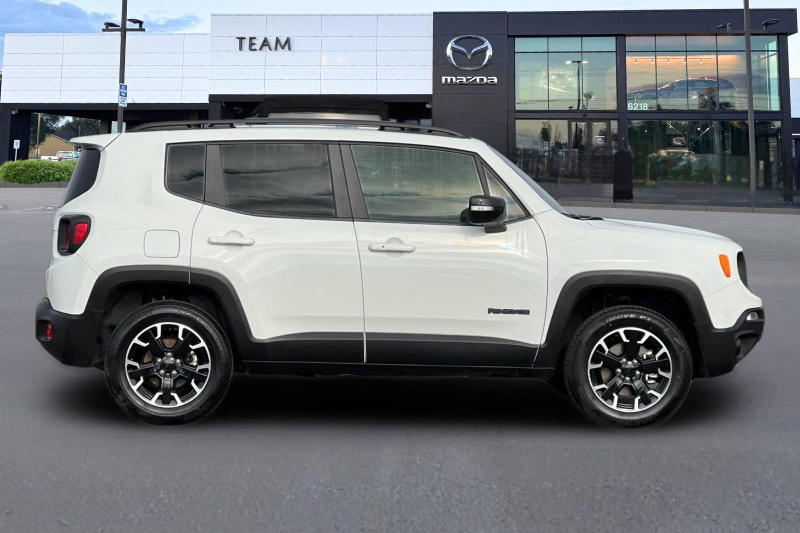 Used 2023 Jeep Renegade Latitude image 3