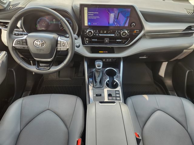 Certified 2025 Toyota Highlander Platinum AWD/4WD image 26