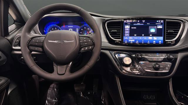Used 2025 Chrysler Pacifica Limited image 17
