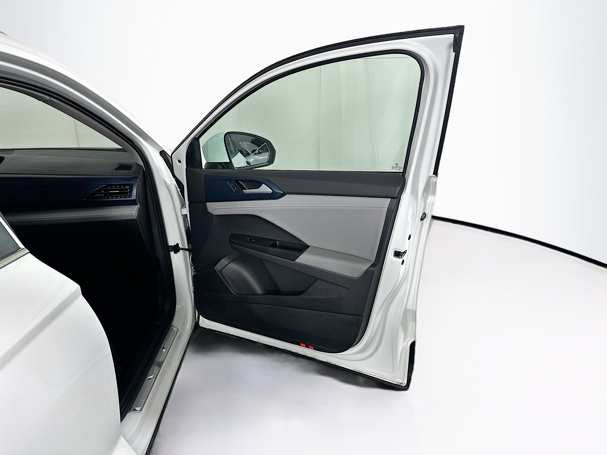 Used 2024 Volkswagen Taos SE image 32