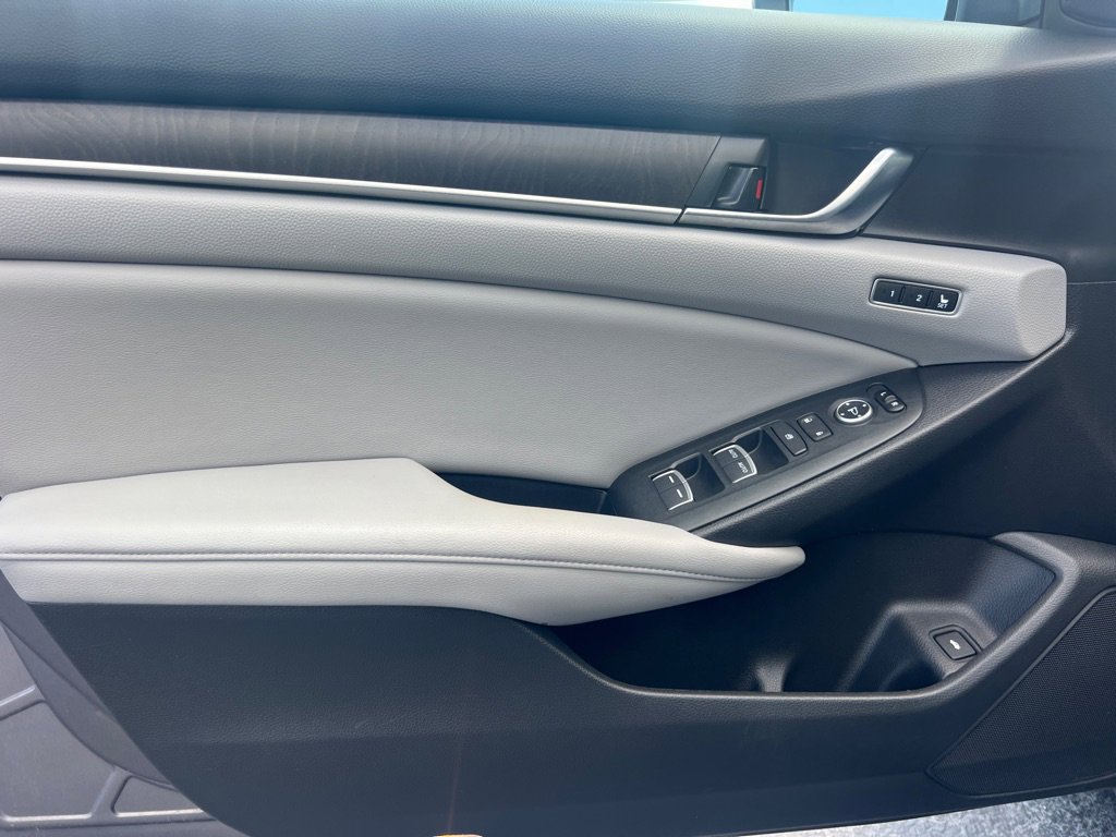 Used 2018 Honda Accord Touring image 10